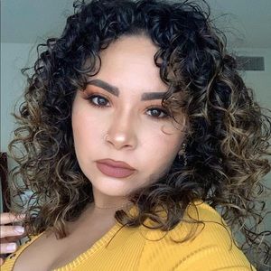 Meet your Posher, Elissa